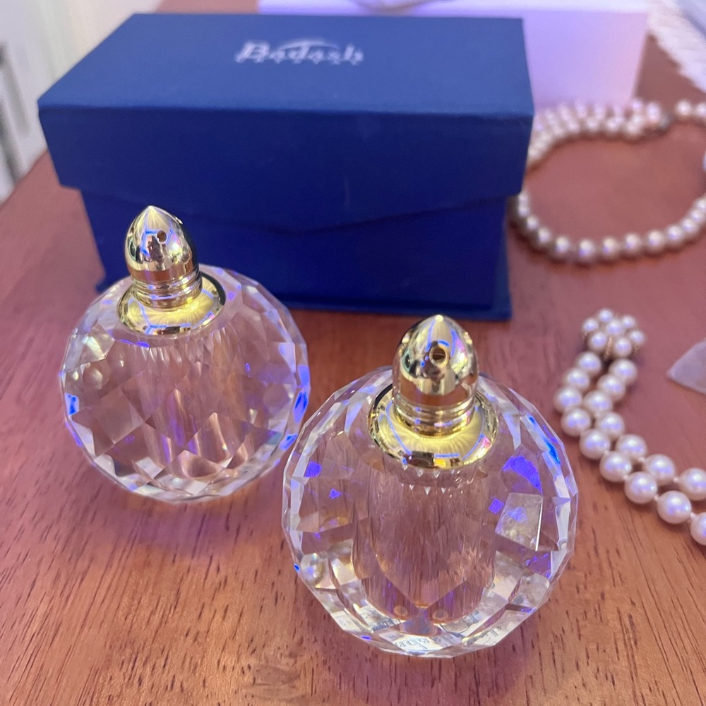 🌺BADASH CRYSTAL SALT AN PEPPER SHAKERS. MAKES A LOVELY GIFT. REAL CRYSTAL🌹